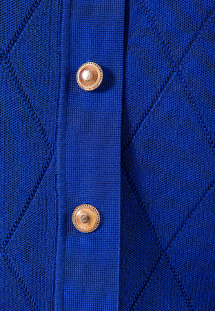 Kobaltowy kardigan ze złotymi guzikami i tłoczeniem w romby