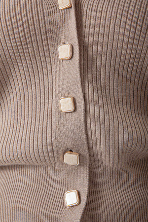 Beżowy kardigan w serek z ozdobnymi guzikami