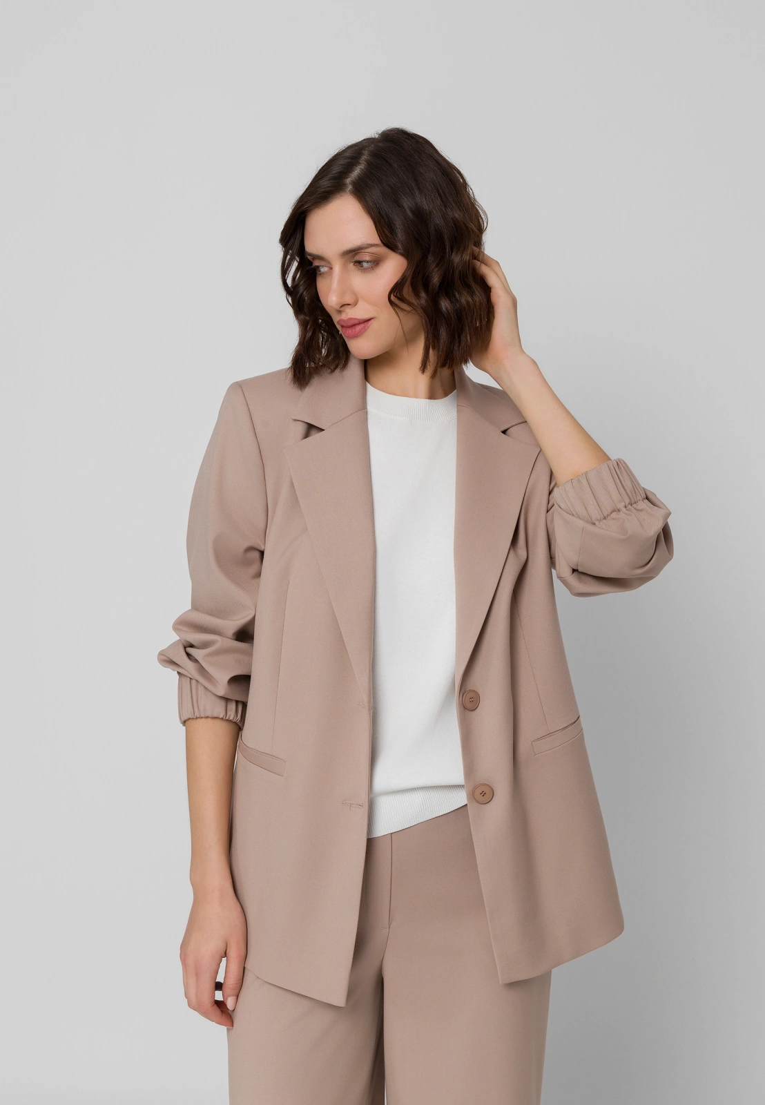 Beżowy żakiet ze ściągaczami