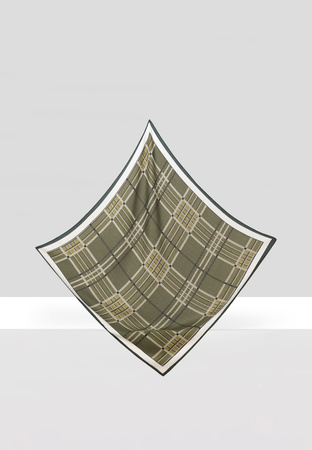 Wiskozowa apaszka w oliwkową kratę