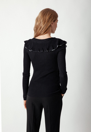 Czarna dzianinowa bluzka z falbaną