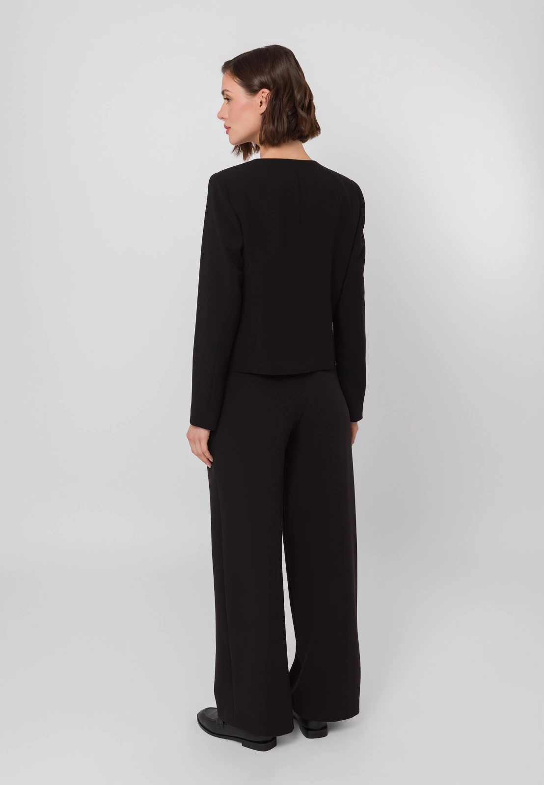 Krótki żakiet zapinany na suwak