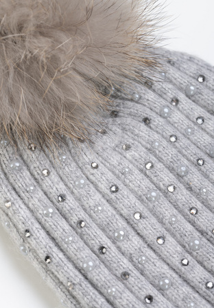 Szara czapka z angorą i odpinanym pomponem z naturalnego futra