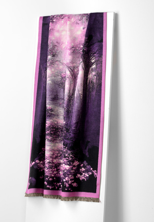 Wiskozowy szal w motywem lasu