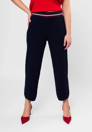 Granatowe spodnie z dzianiny z ozdobnym pasem i kieszonkami
