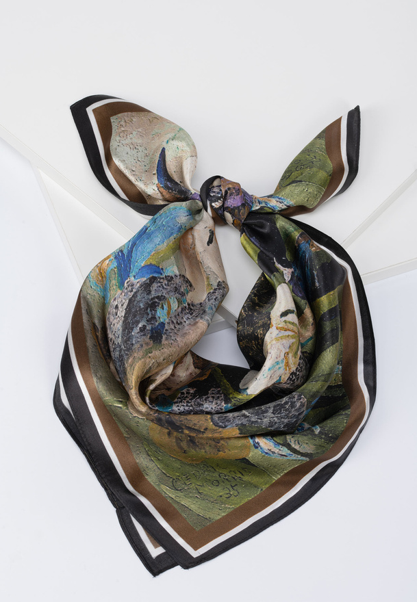 Jedwabna apaszka z kwiatowym wzorem