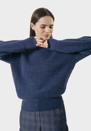 Granatowy sweter z wełną