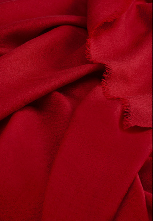 Cienki wełniany szal w kolorze bordowym