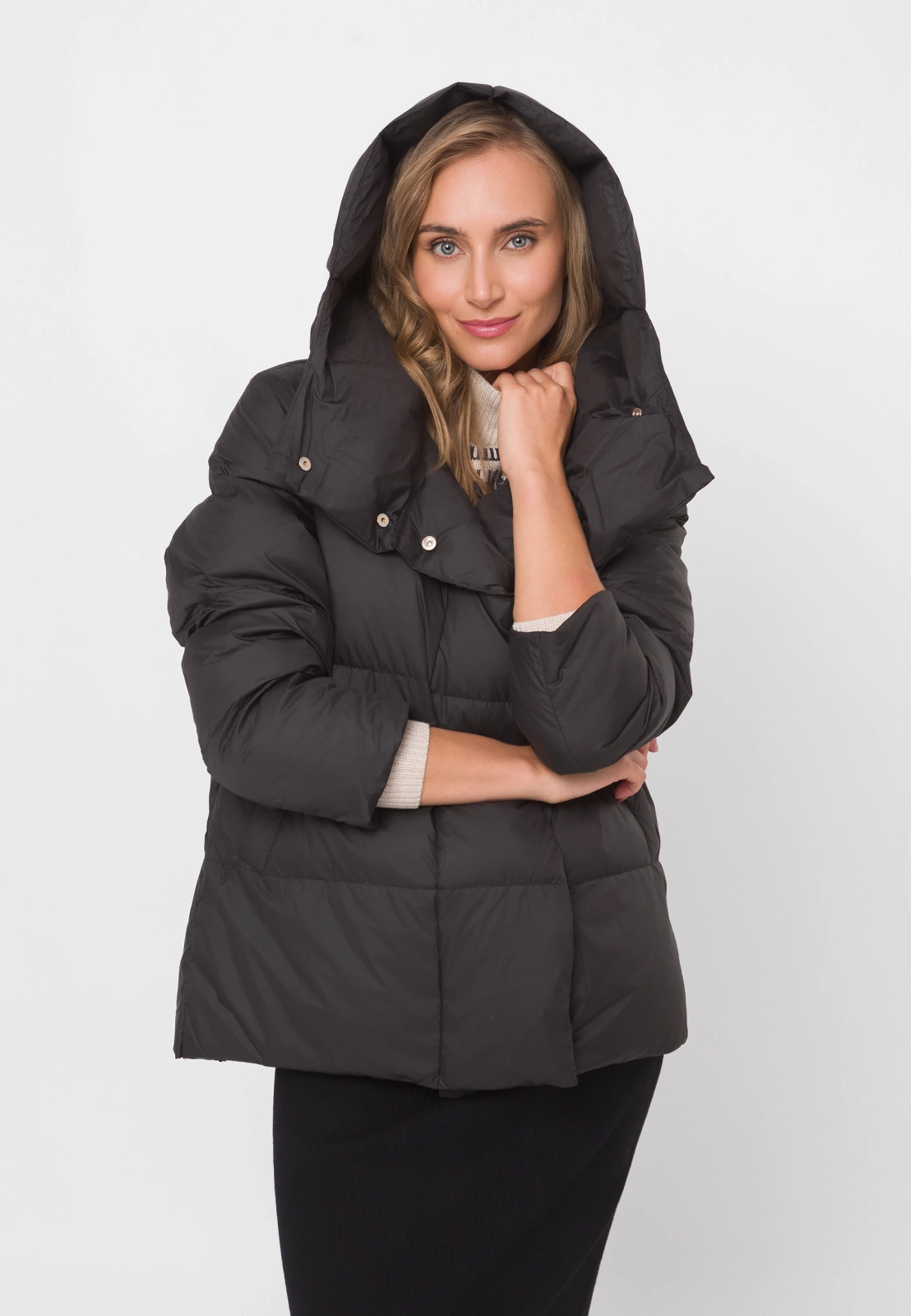 Czarna pikowana kurtka z kapturem