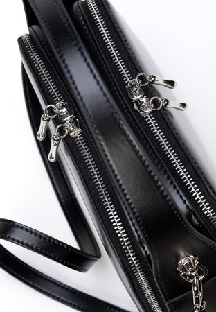 Czarna torebka z błyszczącej skóry