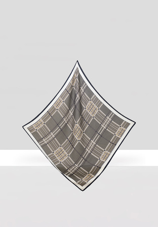 Wiskozowa apaszka w brązową kratę