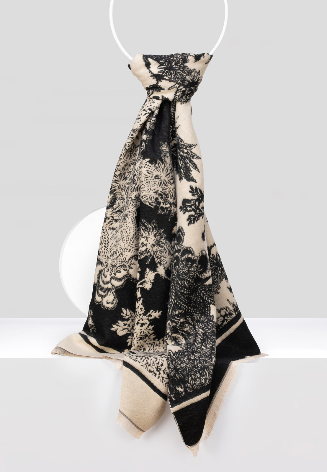 Beżowo-czarny szal w kwiaty
