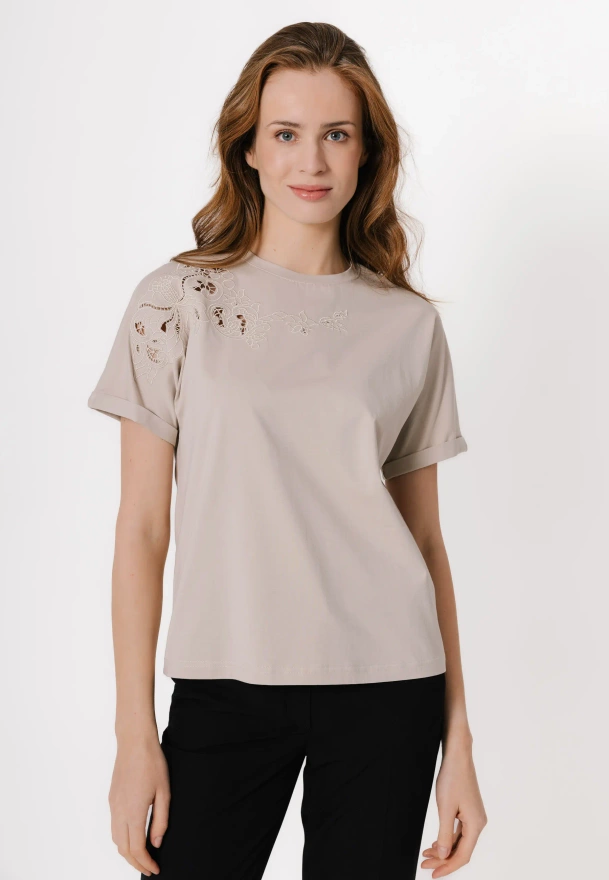 Beżowa bluzka z haftowanym wzorem 
