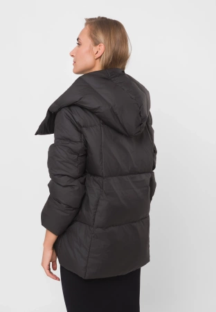 Czarna pikowana kurtka z kapturem