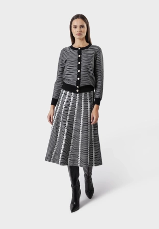 Czarna trapezowa spódnica z wełną