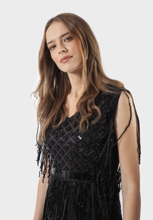 Cekinowa sukienka zdobiona koralikami