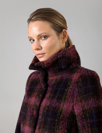 Wełniany płaszcz w kratę w odcieniach fioletu