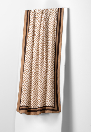 Beżowy szal w geometryczny wzór