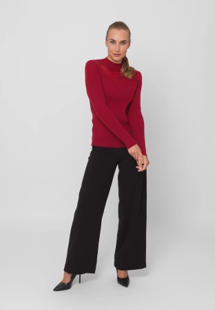 Bordowy dzianinowy półgolf z ażurowym dekoltem