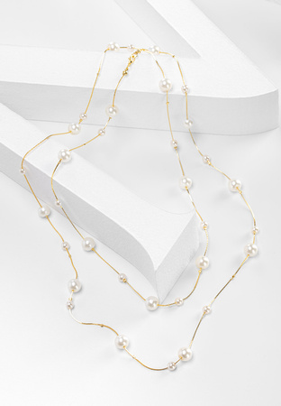 Długi naszyjnik z perłowymi koralikami