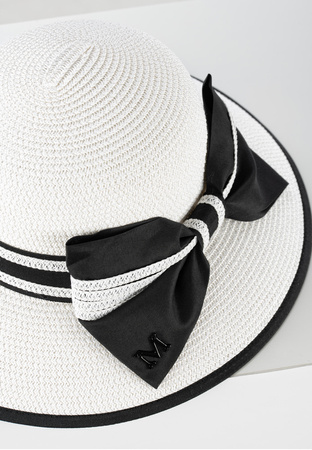 Biały kapelusz zdobiony kokardą