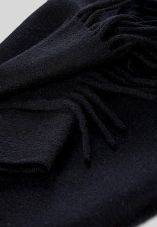 Czarny wełniany szal