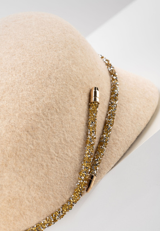 Beżowy wełniany kapelusz z ozdobnym łańcuszkiem