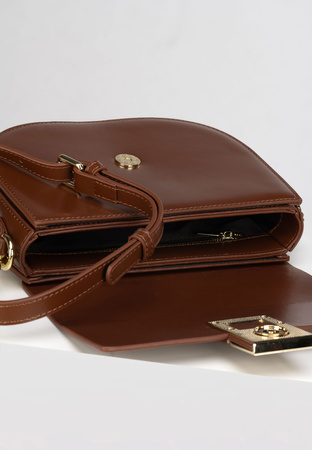 Brązowa skórzana torebka w kształcie półksiężyca