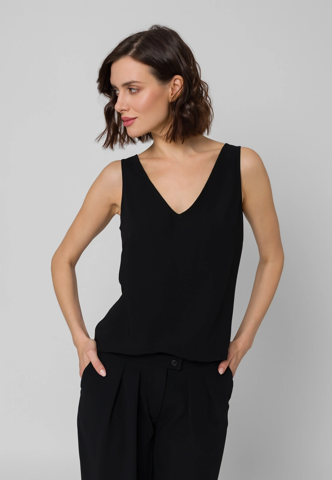 Czarna bluzka na szerokich ramiączkach