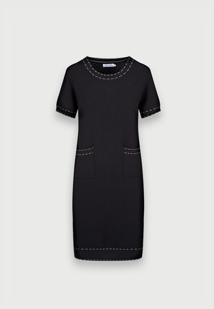 Czarna sukienka z fakturą plecionki