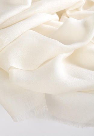 Cienki wełniany szal w kolorze ecru