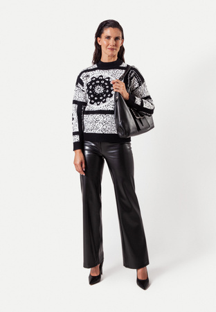 Biało czarny sweter z oryginalnym wzorem