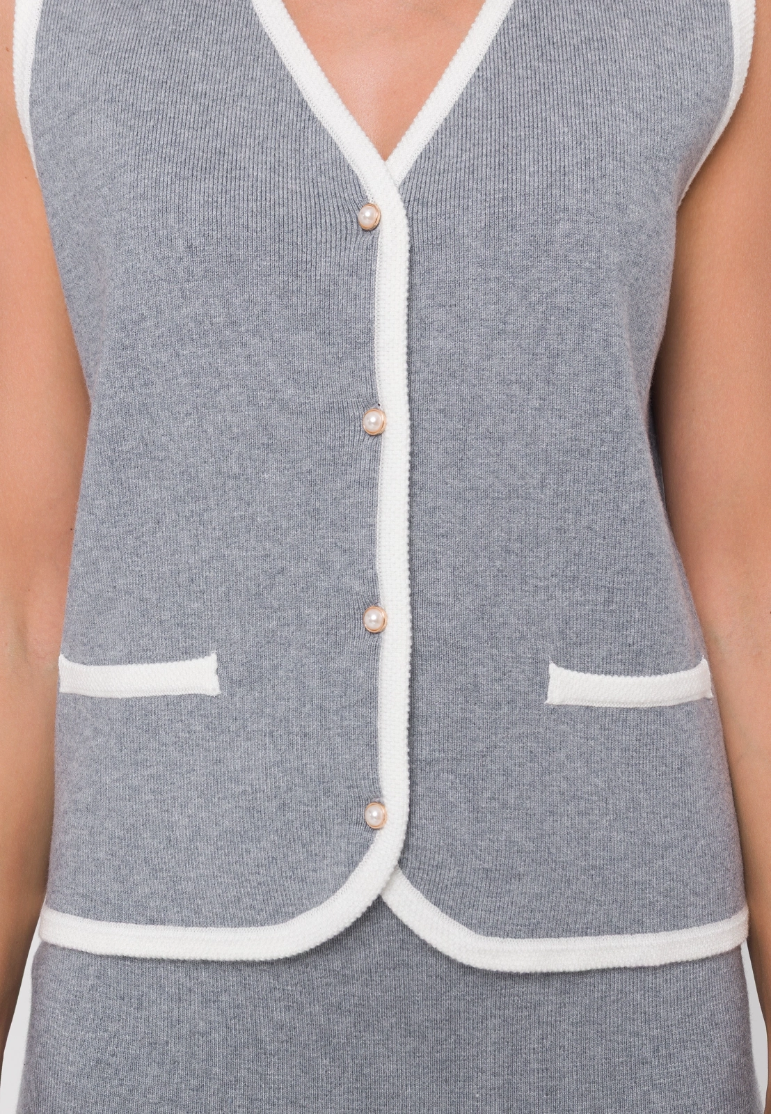 Szara dzianinowa kamizelka z białym obszyciem