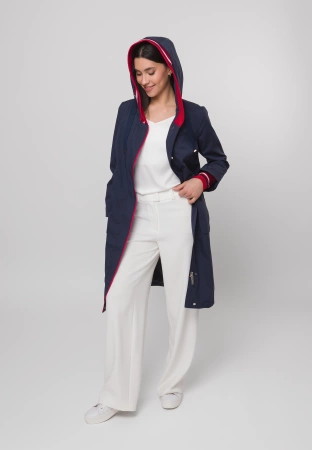 Granatowy płaszcz z czerwonymi ściągaczami