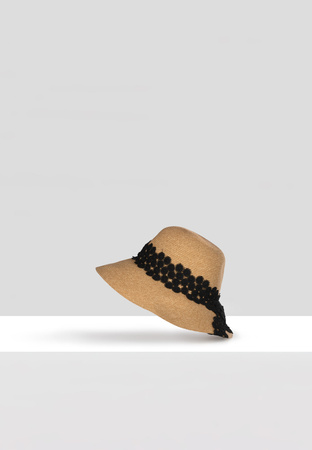 Słomkowy kapelusz z ozdobną tasiemką