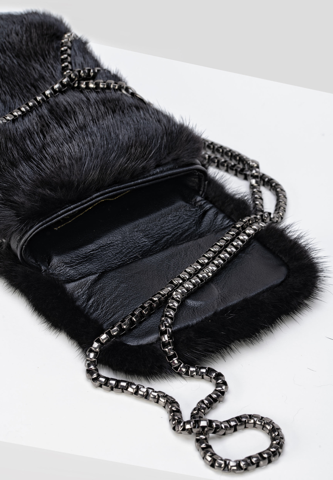 Czarna torebka etui z naturalnego futra