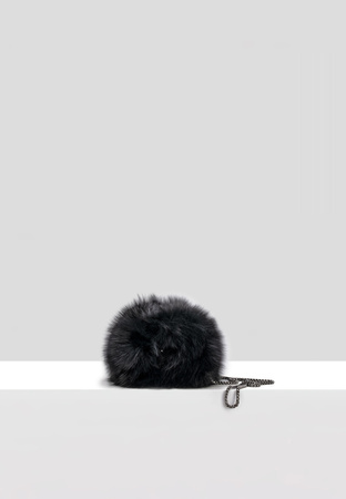 Czarna torebka mufka z naturalnego futra