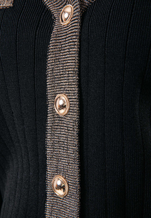Czarny kardigan w prążki ze złotą plisą