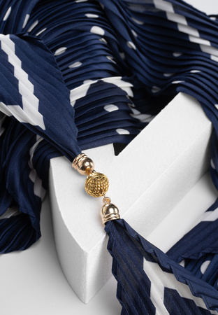 Granatowy szal apaszka w grochy z ozdobnym zapięciem