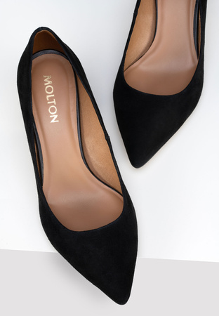 Czarne zamszowe czółenka z ozdobnym obcasem