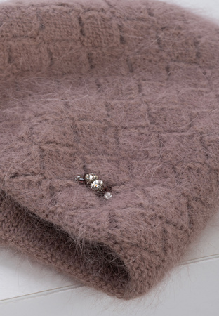 Brązowa czapka w romby z naturalnym włosiem