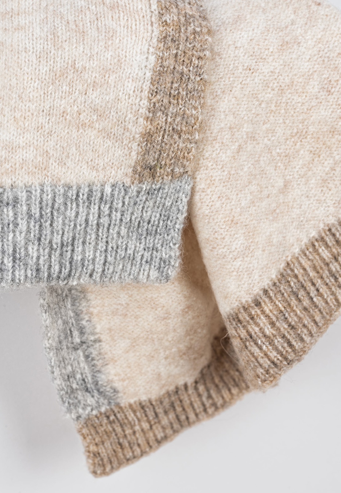 Beżowy szal z kontrastową lamówką