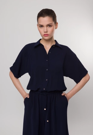 Granatowy kombinezon zapinany do pasa z szerokimi nogawkami