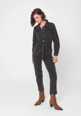 Jeansowy kombinezon wiązany w pasie