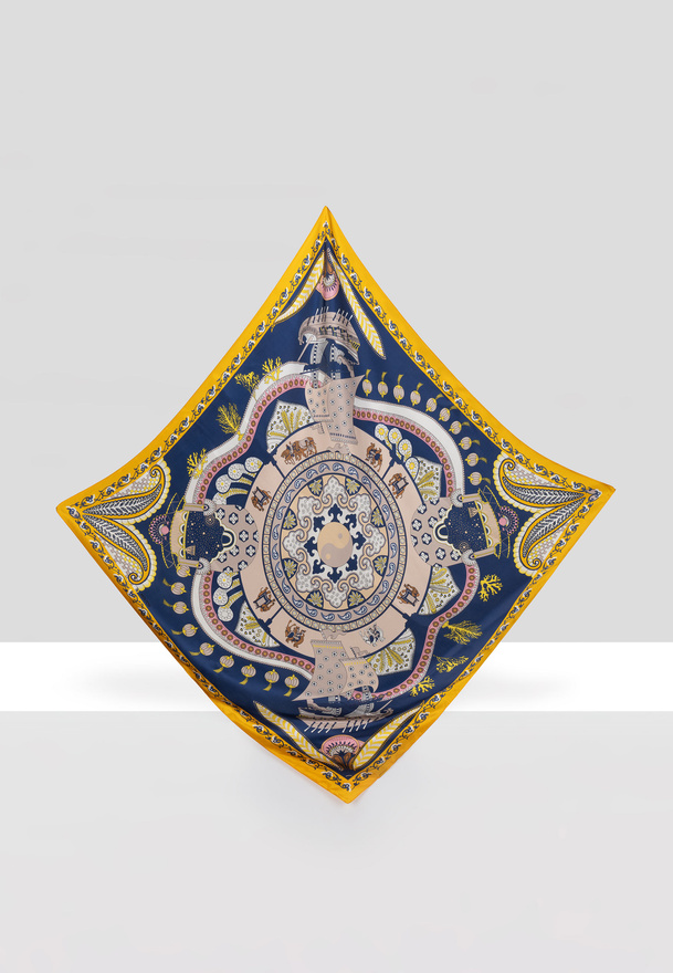 Jedwabna granatowa apaszka w orientalny wzór 