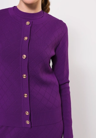 Fioletowy kardigan ze złotymi guzikami i tłoczeniem w romby