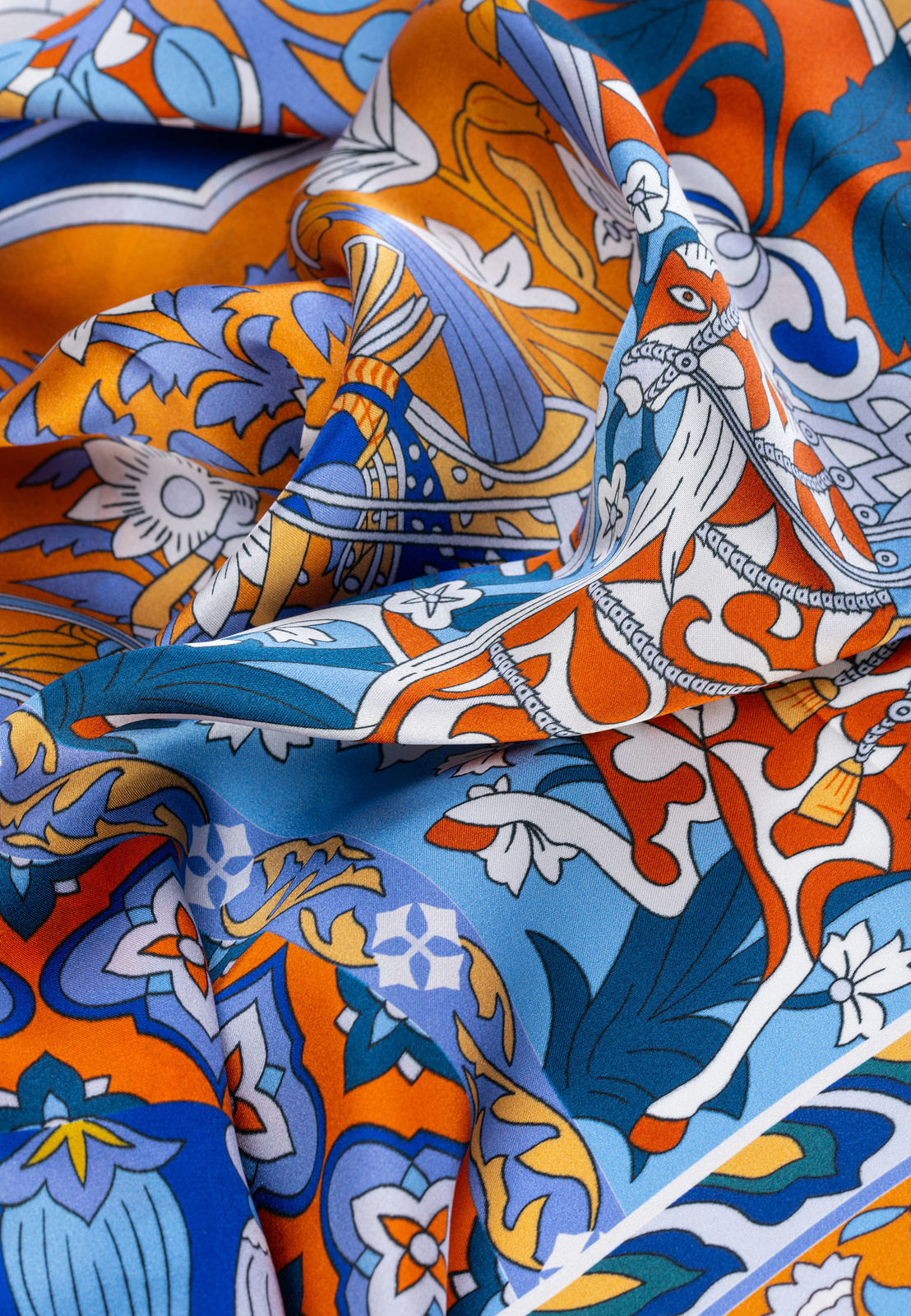 Jedwabna apaszka w orientalny wzór