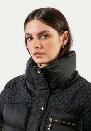 Puchowa kurtka ze złotymi elementami