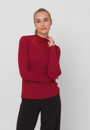 Bordowy dzianinowy półgolf z ażurowym dekoltem