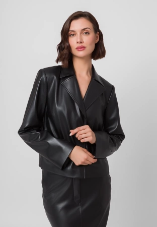 Czarna kurtka z ekoskóry